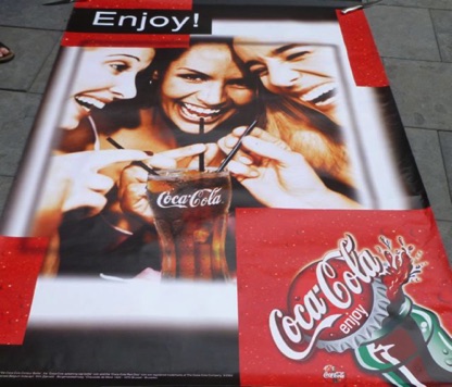P9293- € 6,00 coca cola poster (papier) 175x116cm